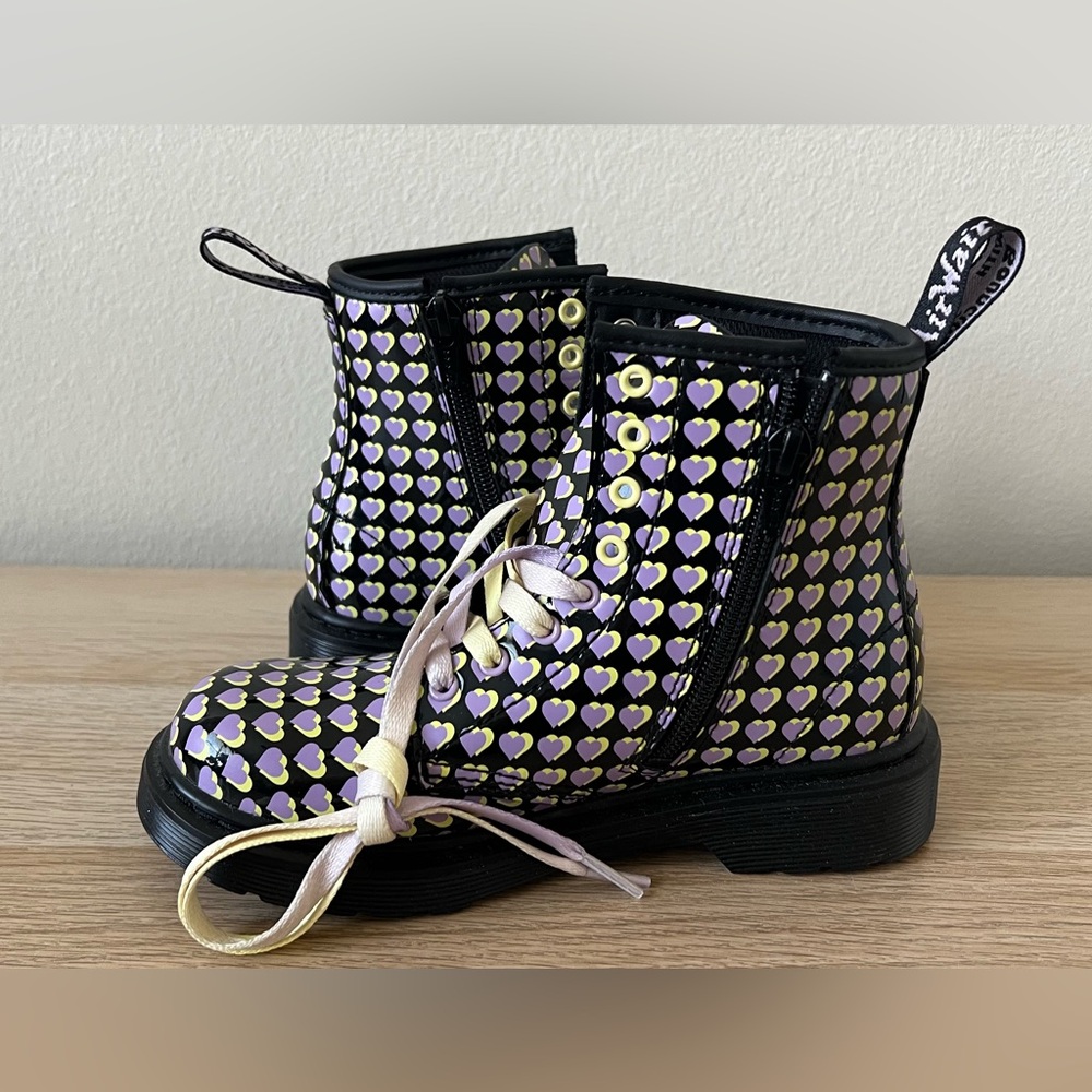 NWOT Dr Martens 1460 Heart Print Patent Boots Kids Black Size 1 Cute Trendy - Picture 12 of 13